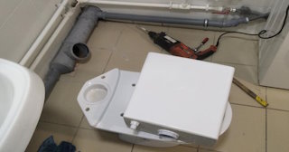 Установка напольного унитаза в Елизово: монтаж под ключ от СантехДомЛзв от 5160 рублей.